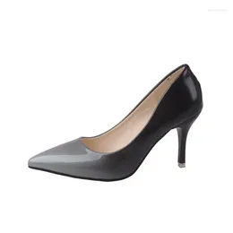 Модельные туфли, градиентные цвета, лакированная кожа, женские весенне-летние пикантные туфли на шпильке с острым носком, рабочая обувь 2024