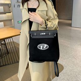 Handbag New Counter Quality King Explosion Simple and Luxurious Casual Backpack for Womens Summer with Trendy Texture Bag