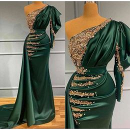 Satin mörkgrön sjöjungfru aftonklänningar med guld spets applikationer pärlor pärlor en axel veck lång formell parti ocn prom klänningar