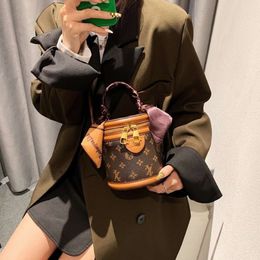 Bucket Bag Designer Hot Sale Fate Water Bag Fashionable Handheld Old Flower Crossbody Small Commuter Round Female Ladybags