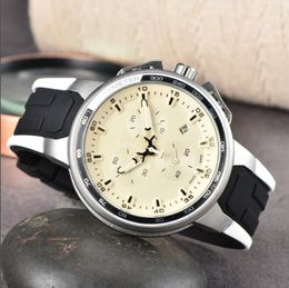 Homens de luxo relógios de quartzo masculinos automáticos 40 mm de safira dobrável Buckle Wristwatches 904l Straia de silicone de aço inoxidável Montre de luxe dhgate