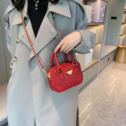 Omuz çantası tasarımcısı sıcak marka kadın çantası kadın moda zinciri el ve şık kızlar kare