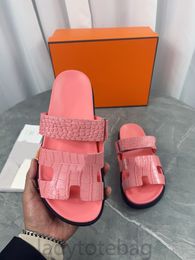 Designer Slifors Sandals in pelle Sandali estivi Summer Bottom Cintura di peluche Frame di peluche Diamond Rameat Anti slip e suola resistente all'usura