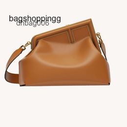 Bag Outlet fenddi 2024 Women Luxurys first Designer series metal wrapped Dinner Bag Handbag Single Shoulder Messenger Bag 3XMU