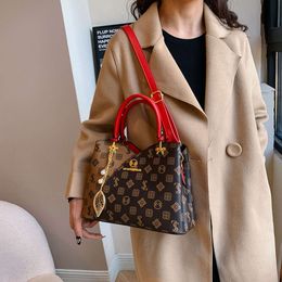 Bucket Bag Designer Hot Sale Advanced Womens One Shoulder Handbag Vintage Light Luxury Trendy and Versatile Crossbody Backpack