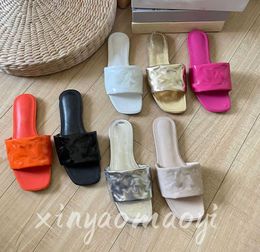Sandali Sandali Designer sandali pantofole da donna pantofole di lusso alla moda estate spiaggia morbida pelle verniciata pantofole con fondo piatto in rilievo 2023 # 35-42