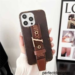 Designer Designer Fashion Phone Cases for iPhone 15 15promax 15pro 14 14pro 14plus 13 12 11 pro max Xsmax Leather Wristband Luxury Cellphone Cover of iphone 13promax 1