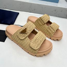 Designer de palha tecer sandália designer sapato homem branco ráfias sandale luxo triângulo chinelo fivela slides chinelos mulheres verão plataforma crochê slide