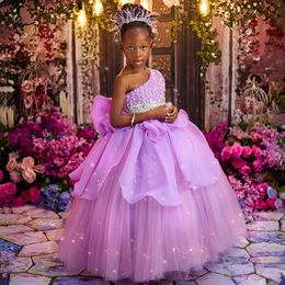 2024 Purple Flower Girl Dresses First Communion Dress One Shoulder Rhinestones Crystals Beaded Tiered Tulle Birthday Party Gowns for Special Occasions NF142