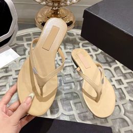 Slipisti da donna di alta qualità Summer Designer in pelle comode flipflops designer da donna shoelaces alla fibbia sandali in pelle di pecora sandali