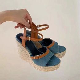 Designer Sandals Sandals da donna Summer Platform Impermeabile scarpe spesse sandali alti sandali alti in pelle vera in pelle ananas per tessitura di scarpe sandali tallone