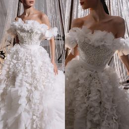 Moda Donna Abito da sposa Off spalla Senza maniche Abiti da sposa Perle Tiers Ruffle Sweep Train Abito su misura Abiti da sposa