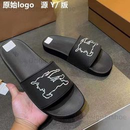 Slippers High quality slippers 2024 summer couples joint venture print versatile trend for wearing one line slippers on the outside T240323