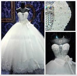 Ballkleid-Hochzeitskleider 2024, trägerlose Prinzessinnenkleider mit handgefertigten Blumen, Stickerei-Applikationen, Kathedralen-Hochzeitskleider mit Strasssteinen