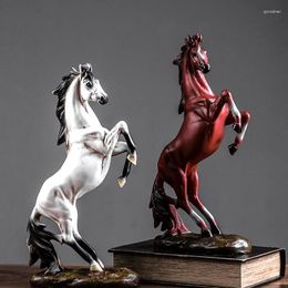 Decorative Figurines Nordic Modern Europe Style Horse Statue For Office Home Decoration Resin Accessories Ornament