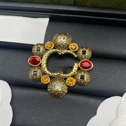 Designer Diamond Wedding Brooches Luxury Womens Brand Logo Brooch Design 18k Gold Brooch Fashion Stainless Steel Pins Love Gifts Jewellery