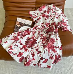 蝶のプリント少女の2024年の新しいウエストバンドスリミングふわふわドレスのための半袖シャツスカート