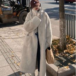 Cappotto di pelliccia da donna invernale di media lunghezza, pelle sciolta e sottile, ispessita, ecologica, con bottoni in pelle di visone