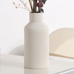 Biały ceramiczny wazon kwiatowy, minimalistyczny nowoczesny wystrój domu