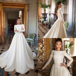 Abiti da sposa firmati più venduti Una linea in raso senza schienale Sweep Train Abiti da sposa a maniche lunghe Abito da sposa invernale con scollo a barchetta Taglie forti