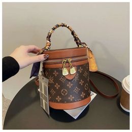 Stylish From Top Designers Cylindrical Bag Women in New Celebrity Cylindrical Hand-held Bucket Fashionable genuine leather handbag bags A2