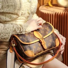 2023 New tote bag Genuine Leather Old Flower Weaving Band Method Stick Classic Postman Single Shoulder Crossbody Underarm Womens Bag clutch handbags