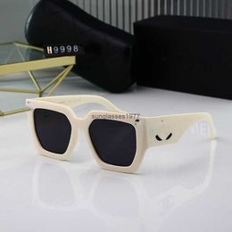 Modedesigner Coole Sonnenbrille 2023 neue Nylon-weibliche Metallaccessoires scharfe Waren, die Brillen aus der gleichen Charge fahren