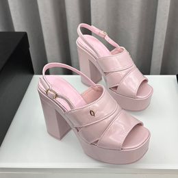 Mulher Designer Sandálias Plataforma Cunha Sapatos de Couro Moderno Salto Alto 9.5cm Boca de Peixe Slingback Metal Tornozelo Ajustando Fivela Sandálias Brilhantes Vermelho Rosa Sapatos