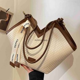 Totes This years popular niche design bags 2023 autumn new womens fashionable commuting single shoulder hand-held tote H240323