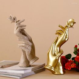 Decorative Figurines Hand Holding Rose Sculpture Resin Abstract Statues Office Home Figurine For Wine Cabinet Living Room Wedding