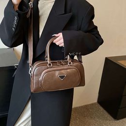 Omuz çantası tasarımcısı sıcak marka kadın el ve büyük kapasiteli kadın yeni moda seyahat gidip gelme omuz