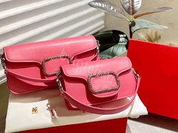 Дизайнерские женские сумки через плечо с цепочкой. Сумка Loco розового цвета из натуральной кожи. Клатч через плечо с V-образным логотипом. Кошелек 28/20 см. Classi V Diamond Totes.
