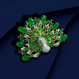 Pins Brooches SUYU New Womens Luxury Peacock Open Screen Brooch 2023 New Versatile Accessories Chest Knitted Suit Exquisite Wholesale L240323
