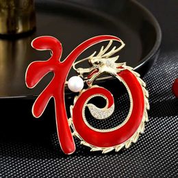 Pins Brooches SUYU Winter Exquisite Niche Design Fashionable Zodiac Dragon Womens Luxurious Brooch Lucky Word Coat Accessories L240323