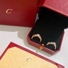 2024 Designer Love Diamond Bant Yüzükleri Solitaire Altın Kaplama 18K Lüks Klasik Küme Bant Yüzük Mücevher Kartı Ev Yeni Sürüm Orijinal Single Sterling Silver Ring