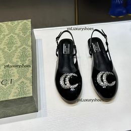 2024 Designer italiano Nuovi Sandali piatti da donna Lettere di strass per lettere di balletto decorate Sandali casual sandali di lusso di lusso di lussuoso sandalo in pelle a 6 colori