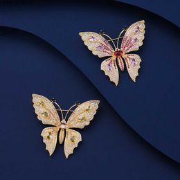 Pins Brooches SUYU 2023 Autumn Insect Collection Fashion Butterfly Gradient Womens Luxury Brooch Elegant Temperament Holiday Gift Pin L240323