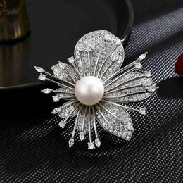 Pins Brooches SUYU Winter New Flower Brooch Womens Luxury Brooch Fashion Elegant Zircon Micro Inlay Festival Gift Accessories Brooch L240323