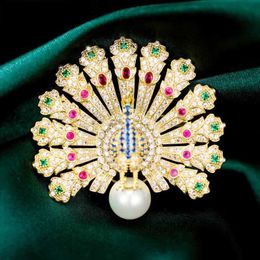 Pins Brooches SUYU New Peacock Open Screen brooch Fashion Luxury Atmosphere Sparkling Brooch Flower Clothing Coat Dress Pin Accessories L240323