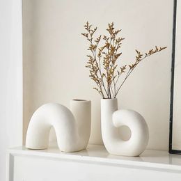 Artistic Curved Vase Simple Home Decor Ceramic Craft Creative Bedroom Ornament Table Decorative Vases Flower Arrangement Bottle 240311