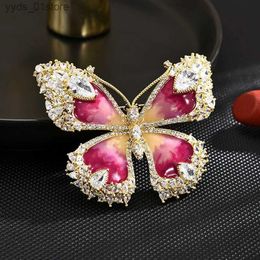 Pins Brooches SUYU Autumn Womens Luxurious Brooch Butterfly Fashionable And Personalised Trend Niche Design Coat Jacket Accessories And Pins L240323