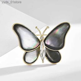 Pins Brooches SUYU Winter New Exquisite Butterfly Brooch Womens Luxurious Brooch Fashionable Temperament Classic And Atmospheric Style Coat L240323