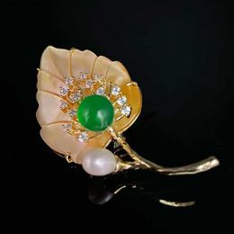 Pins Brooches 2023 Tren Natural Shell Leaf Brooch with Micro Inlay of Zircon Temperament Elegant Brooches Pearl Brooch Pin for Woman Jewellery L240323