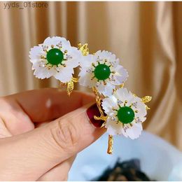 Pins Brooches SUYU Fashion Simulation Mother Shell Flower Brooch Green Cubic Zirconia Brooch Coat Suit Pin L240323