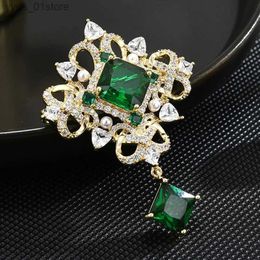 Pins Brooches SUYU Winter New Green Flower Brooch Womens Light Luxury Water Drop Design Brooch Clothing Cardigan Accessories L240323