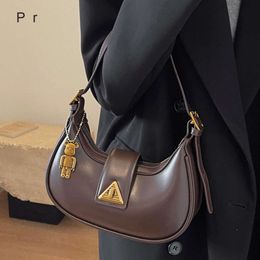 Shoulder Bag Top Designer Fashion Simple Underarm for Womens New Wtern-style Fashionable Moon Single Shoulder and Crossbody Small Bag