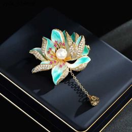 Pins Brooches SUYU Chinese Lotus Simulated pearl Like Copper Cubic Zirconia Brooch Womens Coat Cheongsam Delicate Pin Fastener L240323