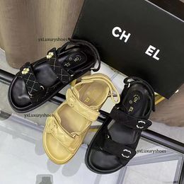 2024 Дизайнер Paris New Women's Lebro Sandals Summer Beach Luxury Fashion Street Casual Flat Shoes Женская печатная слово женские кружевные сандалии 35-42