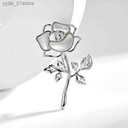 Pins Brooches SUYU Autumn New Fashion Design Sense Beimu Hollow out Rose Brooch Needle Exquisite Fashion Elegant Clothing Accessories Pins L240323