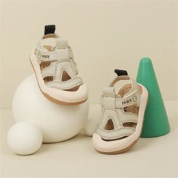 Sandálias de bebê de verão para meninos dedo do pé fechado respirável crianças sapatos esportivos sola macia antiderrapante criança meninos sandálias praia 240321